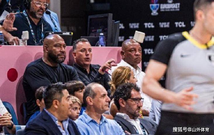 爱游戏体育-足球夜战：辽东飞鹰队读秒扳平北城犀牛队，主帅临场妙招二次进攻频频奏效的简单介绍